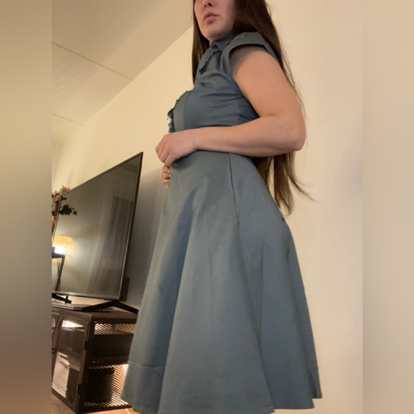 Elegant Green Ruffled Dress - Picture 2 of 3